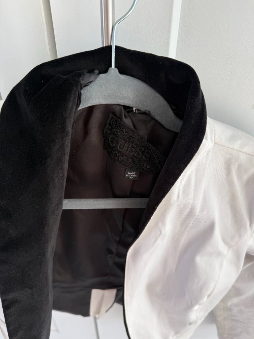 $120 Guess Womens White Blazer w/Black Suede Lapels Size X Small Great Condition - Picture 3 of 3